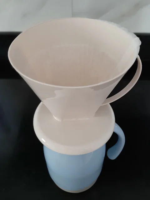 Fig. 1: Escaldar o filtro ajuda a remover o "sabor de cola e da tinta" presentes no papel.