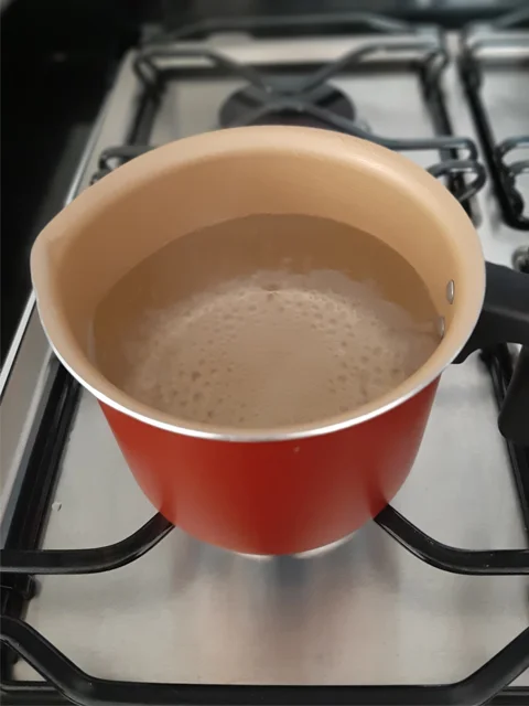 Água mineral em temperatura ideal e quantidade recomendadas são essenciais para um bom café.