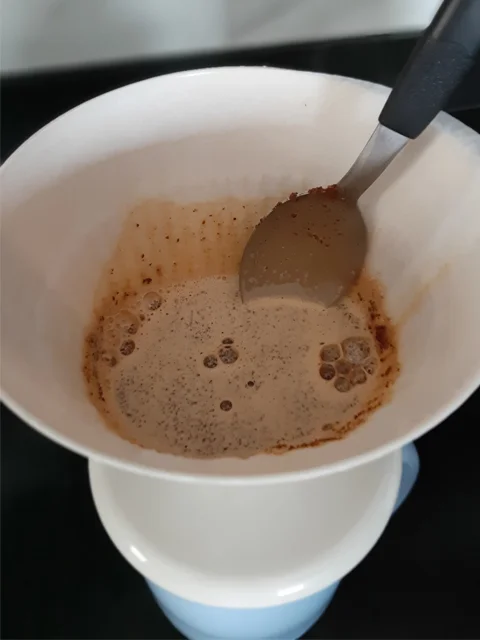 A pré-infusão é uma etapa importante no preparo do café coado, possibilita que a extração seja mais eficiente e te dá mais controle sobre o corpo do café.