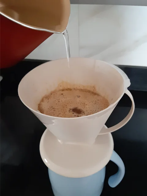 A extração é a parte crucial para o sabor do café, despejar a água de modo a ter um fluxo fino e constante de água quente sobre o pó ajuda na uniformidade da extração. É interessante fazer movimentos circulares de modo a cobrir todo o pó com a água quente.