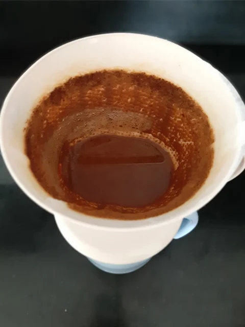 A primeira fração de café coado tem sabor diferente da que sai no final, portanto, nada de pressa, espere coar tudo e depois mexa o café coado com uma colher para misturar bem e ter uma bebida com maior harmonia.